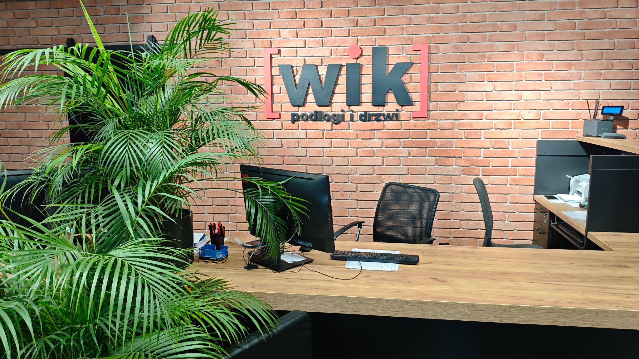 Logo i lada w Galerii Wnętrz WIK